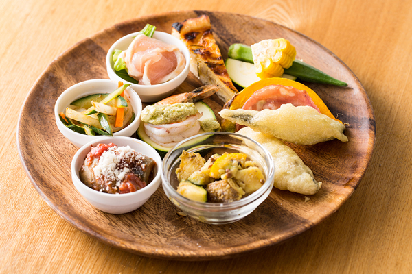 県産の食材を中心に前菜９種盛り