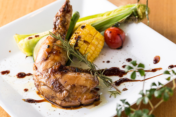 近江地鶏のコンフィの窯焼きビーツと赤ワインソース