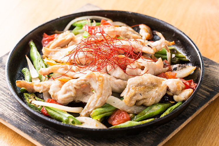 近江鶏せせりと野菜の鉄板焼き