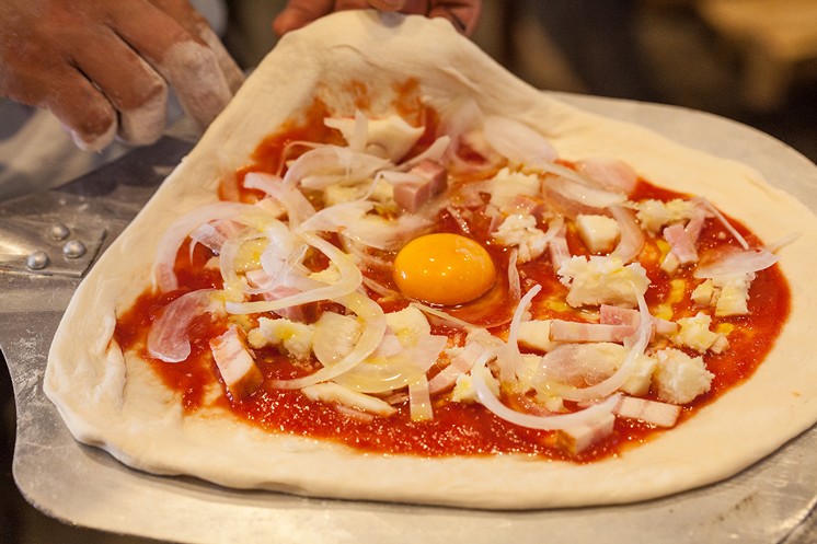 生地を伸ばしトッピングします