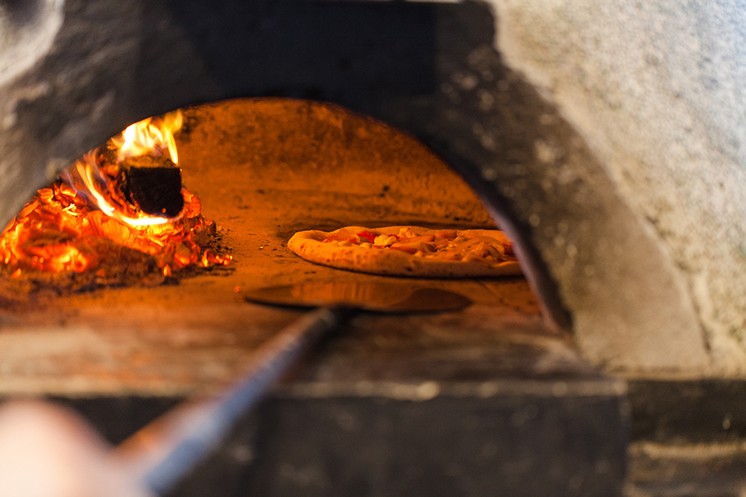 高温の薪窯で一気に焼き上げます