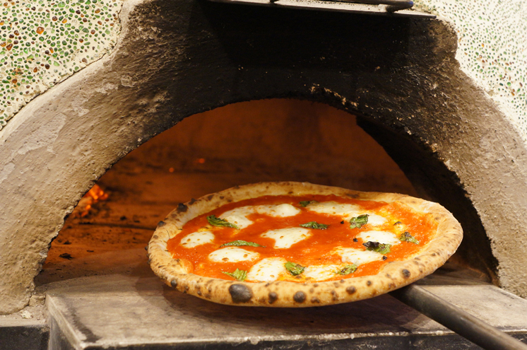 焼き立てアツアツのピザマルゲリータ
