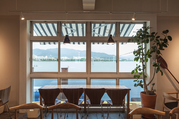 琵琶湖を眺められる人気席