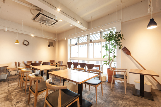 温もりのある明るい店内